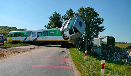 Polonya'da yolcu treni kamyonla çarpıştı: Çok sayıda yaralı var - gundem