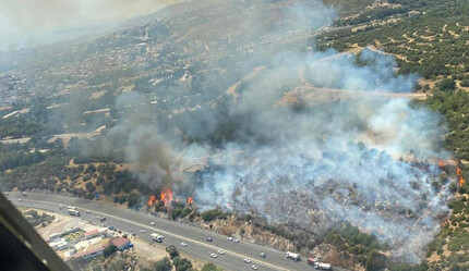 İzmir'de otluk ve makilik alanda yangın çıktı! Alevler rüzgarın etkisiyle büyüyor - gundem