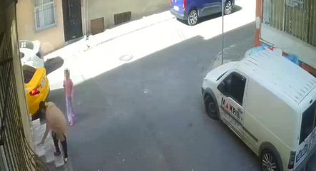 Esenler'de yok artık dedirten hırsızlık! Taksiden indi, düşen telefonu çaldı: O anlar kameralara anbean yansıdı - gundem