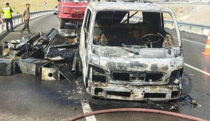 Seyir halinde alev alan kamyon küle döndü - gundem