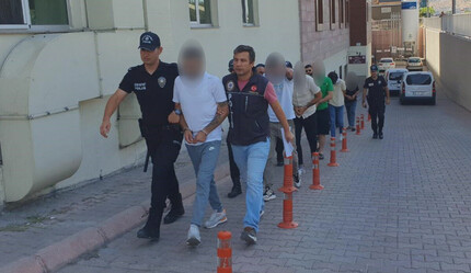 Polisten kaçtılar, araç ile takla attılar: Uyuşturucu tacirleri adliyeye sevk edildi - gundem