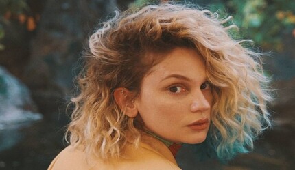 Ünlü oyuncu Farah Zeynep Abdullah 34 yaşına girdi! Pastası geceye damga vurdu… - haberler