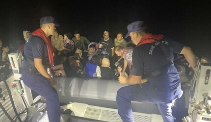 Ayvacık’ta lastik botta 42 kaçak göçmen yakalandı - dunya