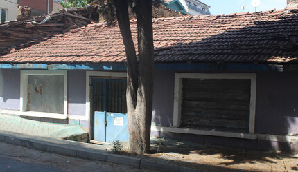 Terk edilmiş evin kapısındaki gizemli yazı merak uyandırıyor - yasam