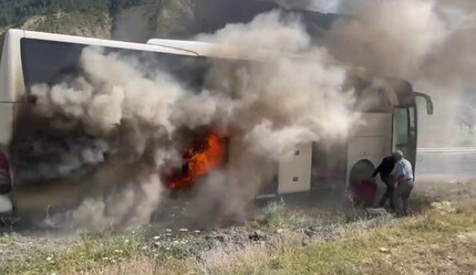 Faciaya kıl payı! Yolcu otobüsü ateş topuna döndü - gundem