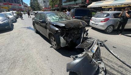 Akılalmaz zincirleme kaza: Ayağı sıkışınca gaz pedalı takılı kaldı, 6 otomobili birbirine kattı - gundem