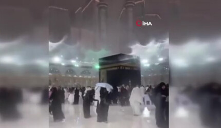 Kabe’de şiddetli yağış ve fırtına ibadet eden Müslümanlara zor anlar yaşattı - dunya