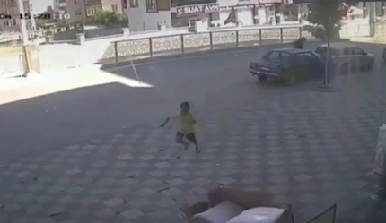 Yaramaz çocuk iş başında! Aracın el frenini indirdi, öndeki araca çarpınca koşarak kaçtı - gundem