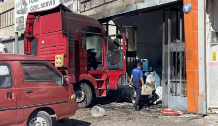 Tırın yakıt deposu patladı: Ortalık savaş alanına döndü - gundem