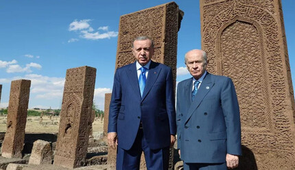 Cumhurbaşkanı Erdoğan ve Bahçeli Ahlat Selçuklu mezarlığını ziyaret etti - politika
