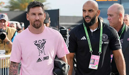 Messi sahada yalnız değil! Özel koruması onunla beraber pozisyon takibi yapıyor - spor