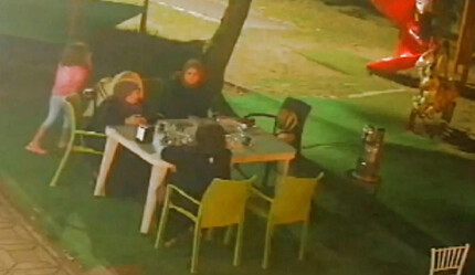 Parkta dehşet! Kaydıraktan düşen küçük kızı başka bir çocuk kurtardı - gundem