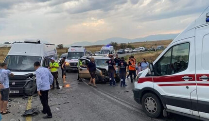 Denizli'de karavan ile hafif ticari araç çarpıştı: 2’si ağır 9 kişi yaralandı - gundem