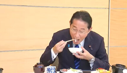 Japonya Başbakanı radyoaktif su boşaltılan denizdeki balığı yedi: Lezzetli ve güvenli - dunya