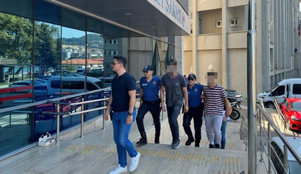 Kendilerini banka görevlisi olarak tanıtarak 120 bin lira dolandırdılar ama yakayı ele verdiler - gundem
