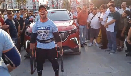 Kazak sporcu TOGG'u tek başına kaldırdı - t-otomobil