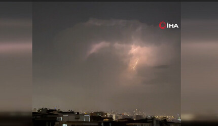 Meteoroloji uyarmıştı, İstanbul'da şimşekler geceyi aydınlattı! - gundem