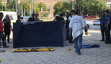 Korkunç çatışma: Ambulanstaki yaralıyı tekrar vurup öldürdü - dunya