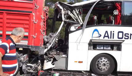 Adana'da feci kaza! Yolcu otobüsü tıra arkadan çarptı: Ölü ve yaralılar var... - gundem