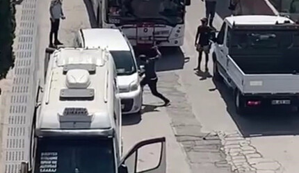 İzmir'de minibüsçü dehşeti! Yol verme meselesi yüzünden tartıştığı sürücüyü bıçakladı - gundem