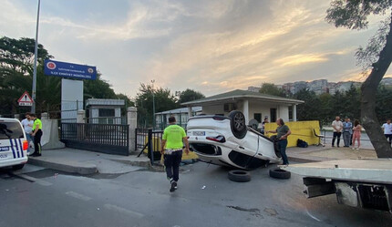 Kağıthane’de feci kaza! Takla atan otomobil Emniyet Müdürlüğü’nün önüne uçtu - gundem