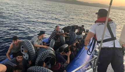 Yunanistan'ın ölüme terk edip Türk karasularına ittiği 98 göçmen kurtarıldı - gundem