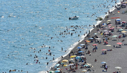 Antalya'da nem oranı yüzde 71'e ulaştı! Sahiller doldu taştı - gundem