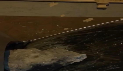 Husumetlisinin aracını önce taşladı sonra benzin döküp ateşe verdi - gundem