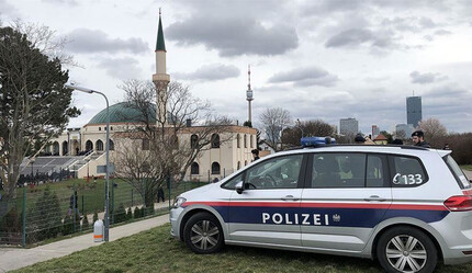 Müslümanlara çirkin saldırı! Camiye kesik domuz başı bırakıldı - dunya