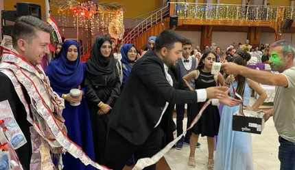 Davetliler de şaşırdı! Gelin ve damada 45 metre para takıldı - gundem
