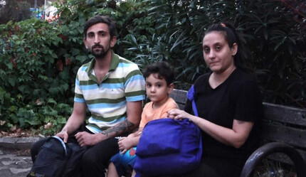 Vicdansız ev sahibi tarafından zorla çıkarıldı: Hamile eşi ve çocuğu ile hastane bahçesinde kaldı - gundem
