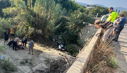 Korkunç kazada motosikletli iki genç 10 metreden aşağı düştü - gundem