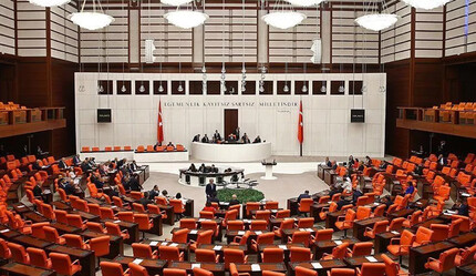 Yeni dönemin ilk gündemi: Başörtüsüne 'anayasa teminatı' Meclis'te - gundem