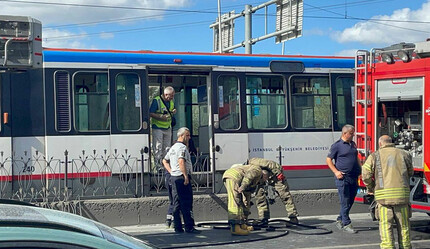 İstanbul'da facianın eşiğinden dönüldü! Seyir halindeki tramvay alev alev yandı - gundem