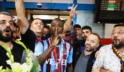 Trabzonspor'un 80 milyon Euro'luk yeni golcüsü Pepe, coşkuyla karşılandı! Taraftarlar havalimanına akın etti - spor