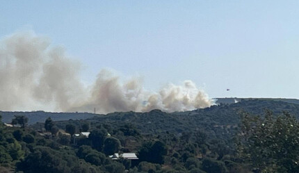 İzmir Alaçatı’da çöplük yangını ormana sıçradı! Alevlere müdahale sürüyor - gundem