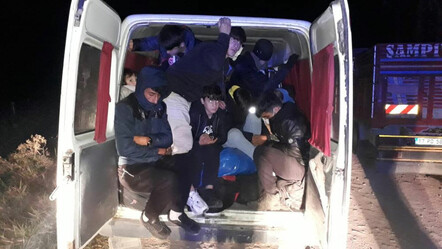 İki minibüs içinde 40 kaçak göçmen ve 2 organizatör yakalandı - gundem