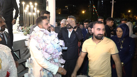 Aşiret düğününde damat, paraların içinde kayboldu - yasam