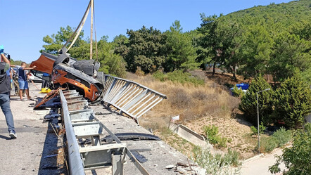 İzmir'de korkunç kaza! Otomobil bariyerlere saplandı: 1 ölü, 2 yaralı - gundem