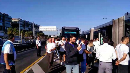 Arıza yapan metrobüs yolcuları zor durumda bıraktı, yürümek zorunda kalan yolcular isyan etti - gundem