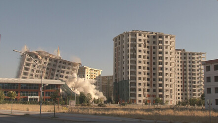 Ağır hasarlı 3 blok saniyeler içerisinde yerle bir oldu: Site sakinleri gözyaşlarına hakim olamadı - gundem