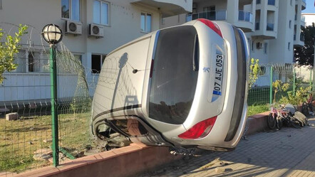 Antalya'da pes dedirten anlar! Kaza yapan sürücü, yurdun bahçesine giren aracını bırakıp kaçtı - gundem