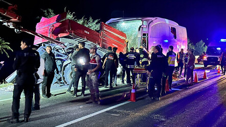 Erzurum'da yolcu otobüsü traktöre çarptı: Çok sayıda ölü ve yaralı var - gundem