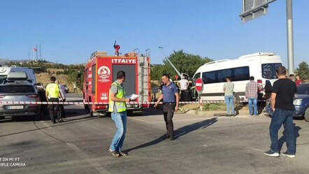 Kontrolden çıkan okul servisi, önce araçlara sonra direğe çarptı: Çok sayıda öğrenci yaralandı - gundem