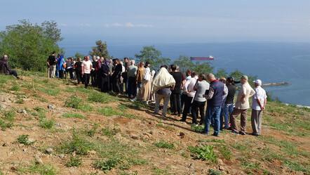 Deniz manzaralı mezar yeri için birbirine girdiler: Bir kişi fenalaşarak hastanelik oldu - gundem