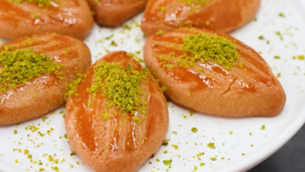 Yediğinizde kendinizi pastanede hissedeceksiniz! Ustasından tadına doyum olmayan irmikli şekerpare tarifi - yemek