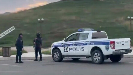 Azerbaycan polisi işgalden kurtarılan Hankendi'de: Sembolik heykelin önünde devriye - dunya