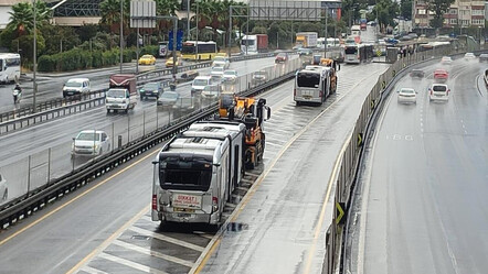 Son dakika: Küçükçekmece'de metrobüs kazası! Kafa kafaya çarpıştılar - gundem