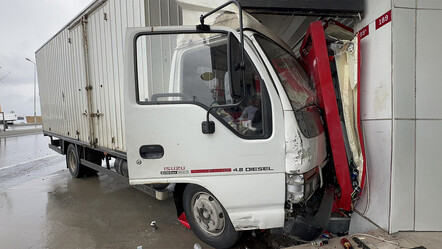 Faciadan dönüldü: Kamyonet markete girdi - gundem