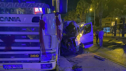 Antalya'da korkunç kaza! Tur minibüsü kamyona çarptı: 1 ölü, 11 yaralı - gundem